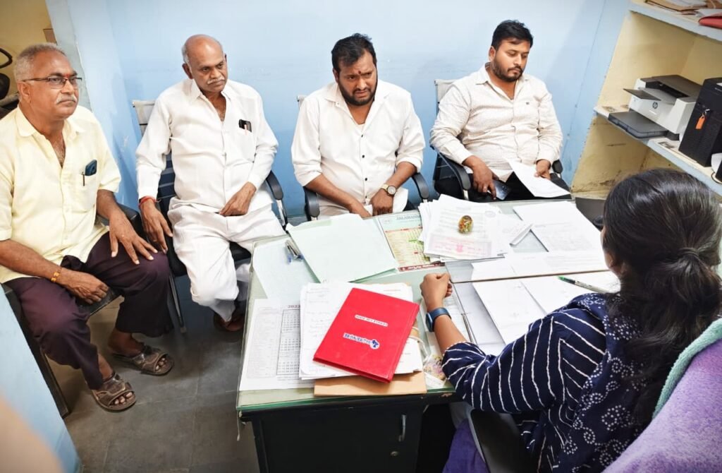 పారిశుధ్య సమస్యల పరిష్కారానికి చర్యలు తీసుకోవాలి హెచ్ఎండబ్ల్యూఎస్ఎస్‌బీ డీజీఎం శ్రీవాణిని కోరిన గుబ్బల లక్ష్మీనారాయణ, ఆలూరి వెంకట శేషాచారి ఎస్సార్ నాయక్‌నగర్‌లో పగిలిన డ్రైనేజీ లైన్‌తో తీవ్ర ఇబ్బందులు..