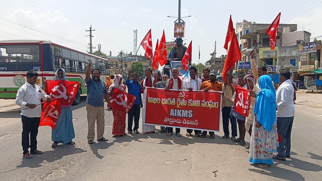 ఎరువుల ధరలను వెంటనే తగ్గించాలి .  