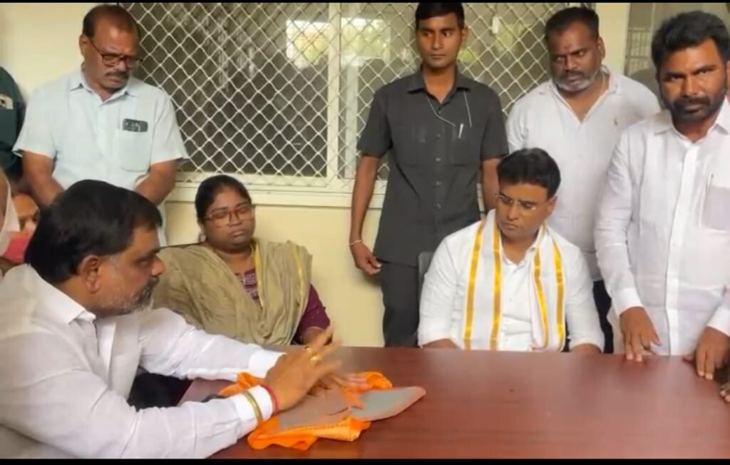 ఆర్జీకే కాలనీలో సమస్యలపై ఎమ్మెల్యే వివేకానంద్ ఆకస్మిక పర్యటన