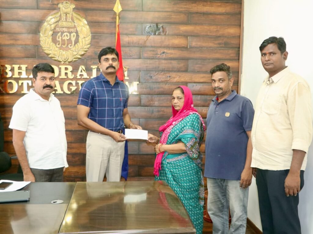 అనారోగ్యంతో మరణించిన ఏఆర్ హెడ్ కానిస్టేబుల్ కుటుంబానికి చెక్కును అందజేసిన జిల్లా ఎస్పీ రోహిత్ రాజు