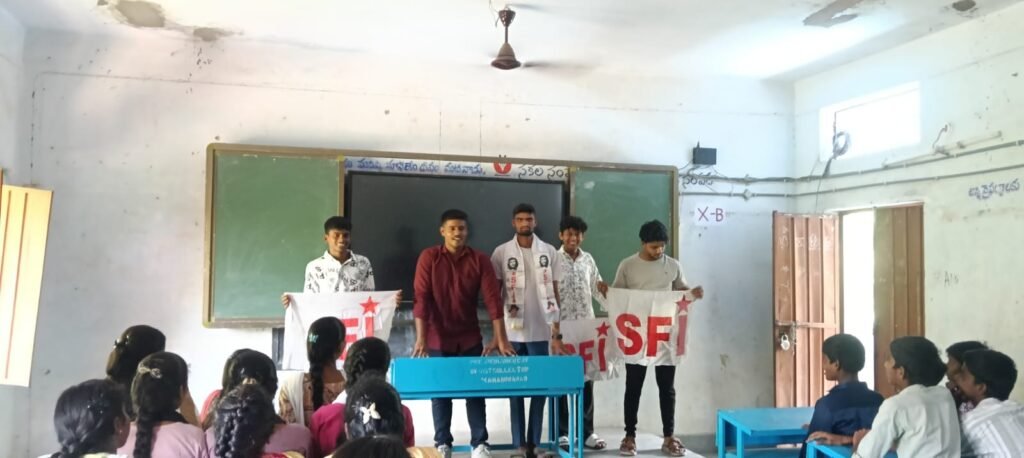 ప్రభుత్వ పాఠశాలలో మౌలిక వసతులు కల్పించి బలోపేతం చేయాలి.