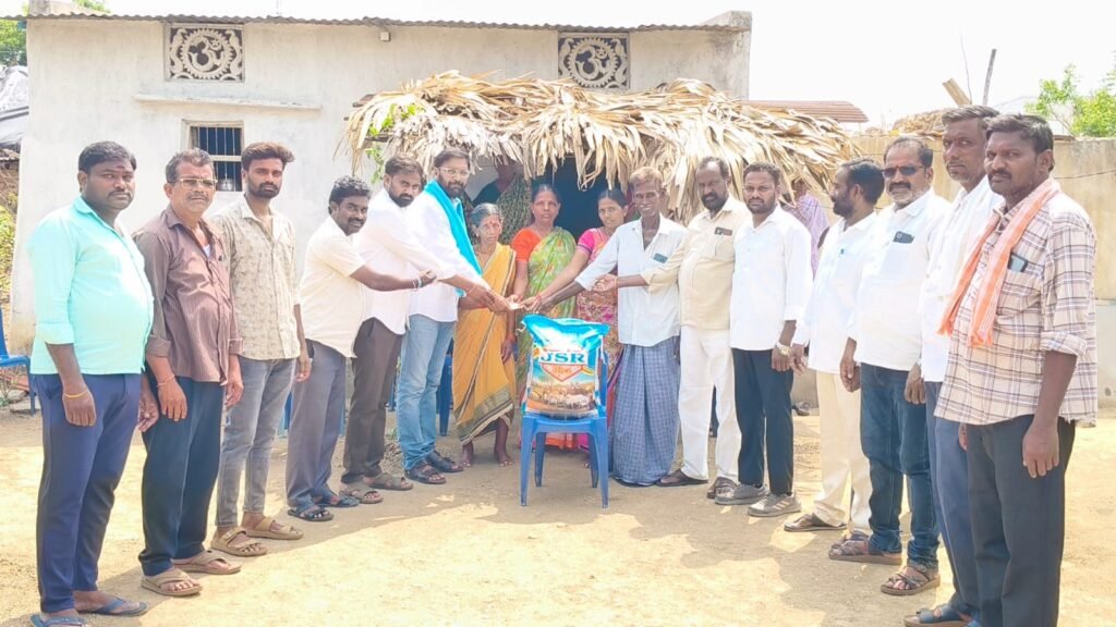 నిరుపేద కుటుంబాలను ఆదుకోవాలి