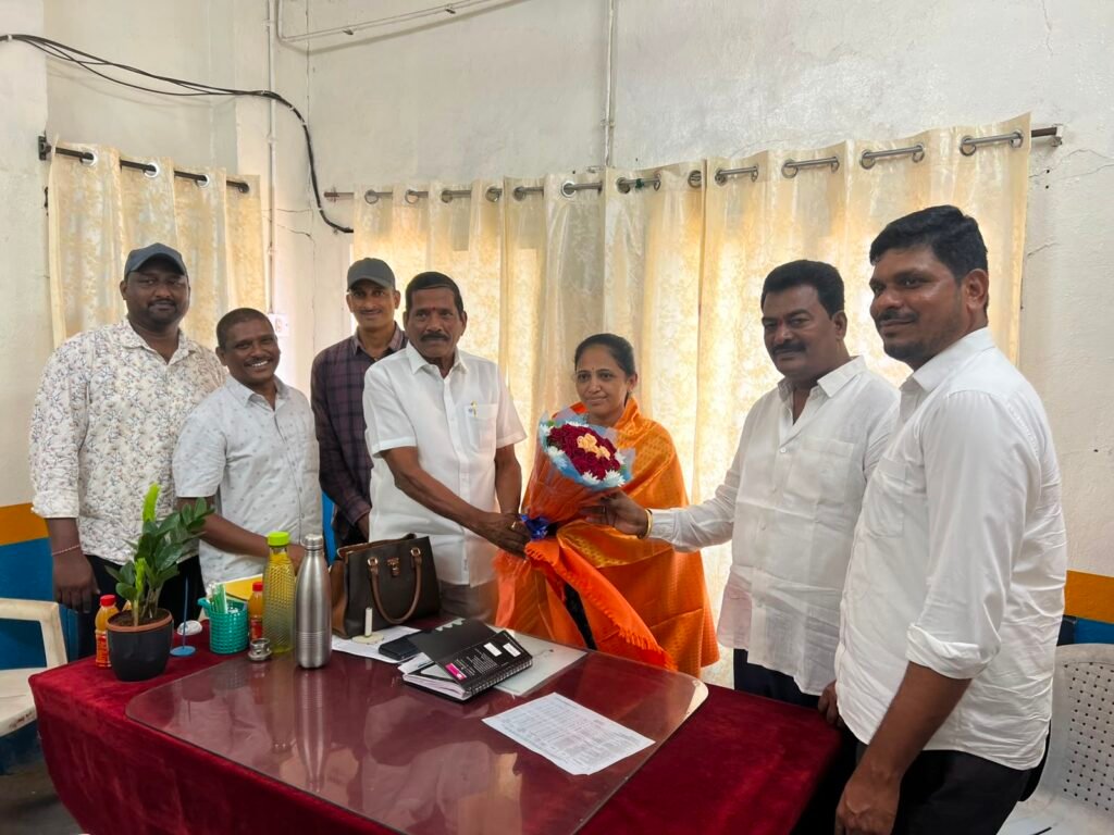 డిపో మేనేజర్ సరస్వతిని ఘనంగా సన్మానించి నా రాష్ట్ర అద్దె బస్సుల సంఘం.