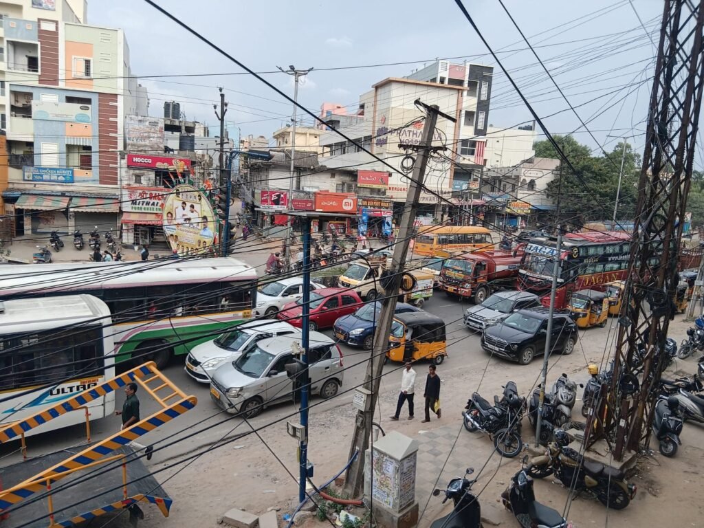 సూరారం చౌరస్తాలో పైప్‌లైన్ పనుల జాప్యం.. ప్రజలకు ట్రాఫిక్ కష్టాలు