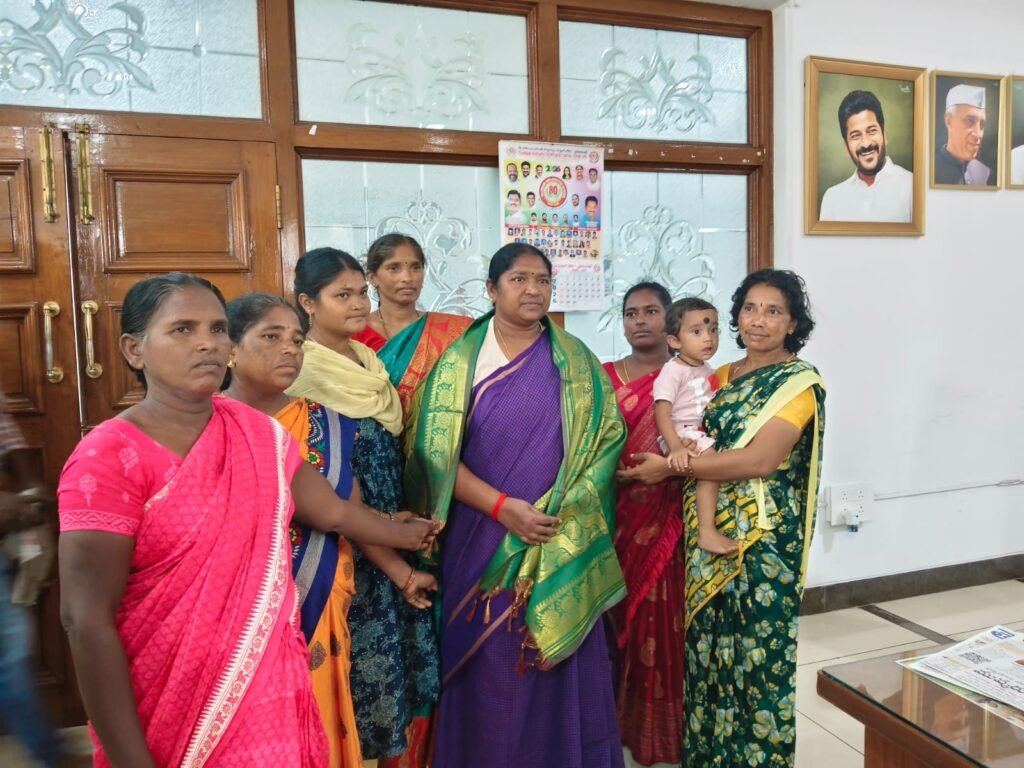 మంత్రి సీతక్క ని కలిసి గిరిజన సమస్యలపై వినతిపత్రం సమర్పించిన ఆదివాసి నాయకులు