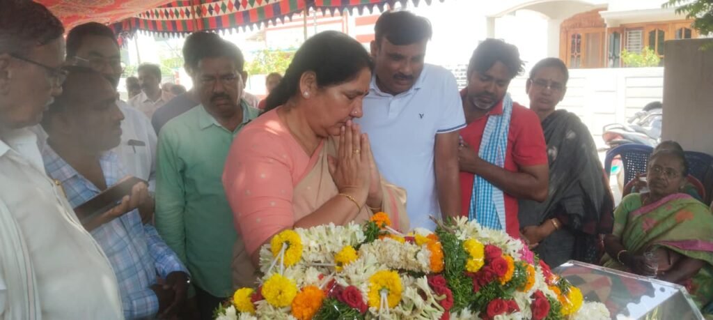 దుబ్బాక లక్ష్మారెడ్డి భౌతికాయానికి.నివాళులర్పించిన మాజీ మంత్రి సత్యవతి రాథోడ్ 