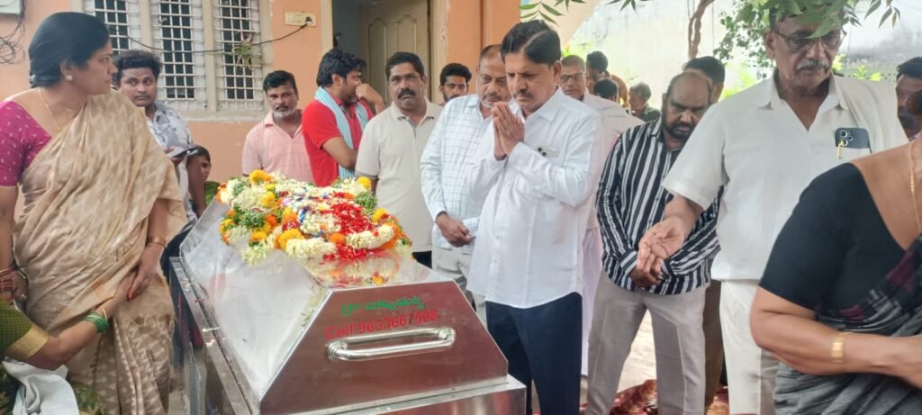 ప్రముఖ వ్యాపారవేత సీనియర్ రాజకీయ నాయకులు దుబ్బాక లక్ష్మారెడ్డి మృతదేహానికి పూలమాల వేసి నివాళులు అర్పించినా