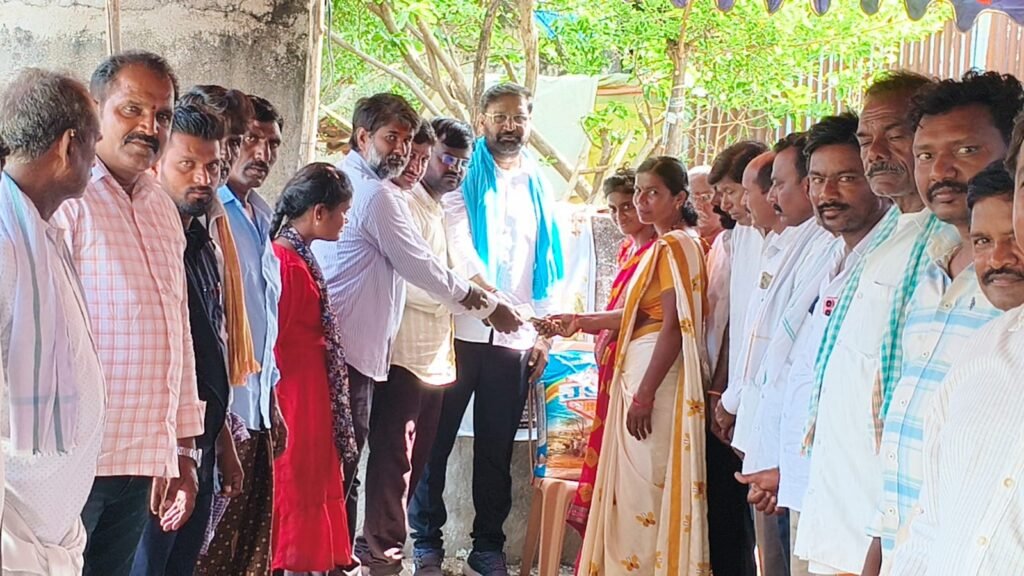నిరుపేద కుటుంబాలకు బియ్యం,నగదు అందజేత