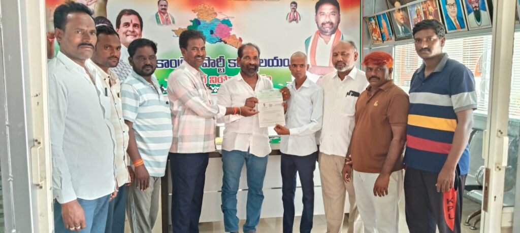 మంత్రి ఆదేశాల మేరకు ,,సీఎం రిలీఫ్ ఫండ్ చెక్కును అందజేసిన కాంగ్రెస్ మండల అధ్యక్షులు బి గణేష్ కుమార్ 