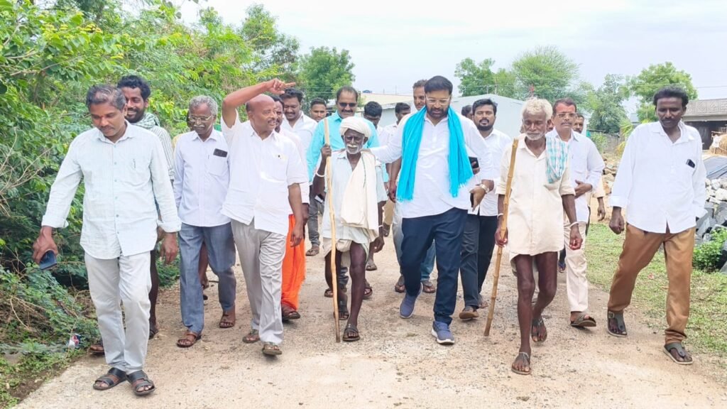 బాధిత కుటుంబాలని పరామర్శించి ఆర్ధిక సహాయం అందించిన 