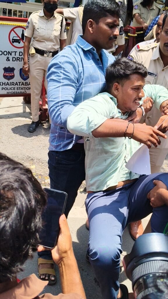 సర్కారు బడుల మూసివేతపై మండిపడ్డ ఏఐఎస్ఎఫ్