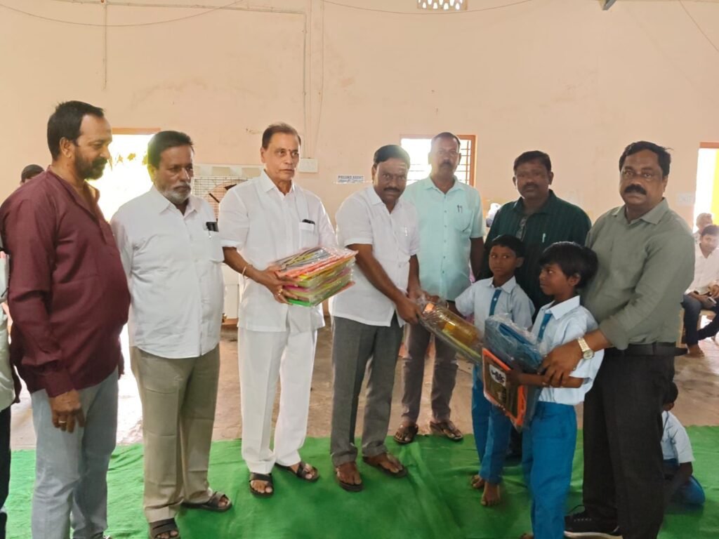 మండల విద్యా శాఖ అధికారి మనోహర్ కృషితో పౌల్ట్రీ పరిశ్రమలో పనిచేసే కార్మికుల పిల్లలకు  అక్షరఅభ్యాసం.