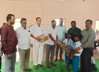 మండల విద్యా శాఖ అధికారి మనోహర్ కృషితో పౌల్ట్రీ పరిశ్రమలో పనిచేసే కార్మికుల పిల్లలకు అక్షరఅభ్యాసం.