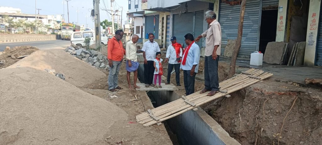 నెలలు గడుస్తున్న పూర్తికాక సాగుతున్న  డ్రైనేజీ పనులు 