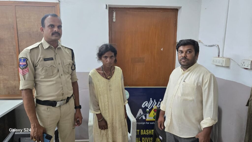 తప్పిపోయిన మహిళను కుటుంబానికి చేర్చిన పేట్ బషీరాబాద్ పోలీసులు