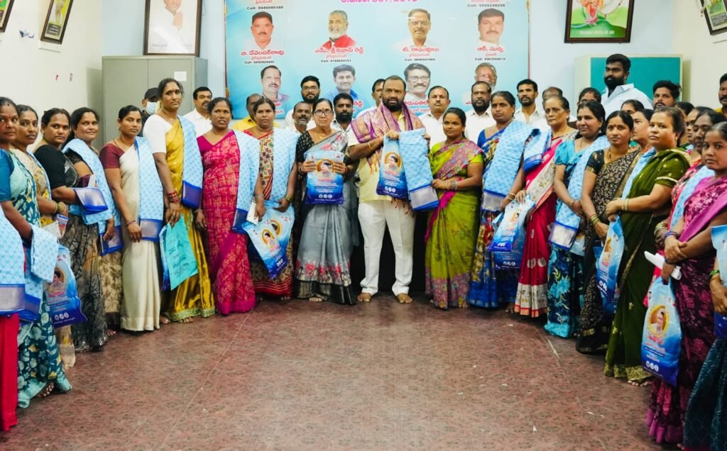 మహిళా సంఘాల సభ్యులకు ఇందిరమ్మ చీరల పంపిణీ