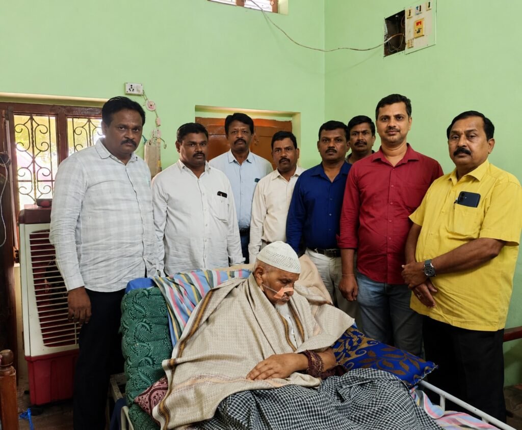 తీవ్ర అనారోగ్యంతో ఉన్న రిటైర్డ్ ప్రధానోపాధ్యాయులు ఎం.డి. అబ్దుల్ ఖాదర్‌ను పరామర్శించిన