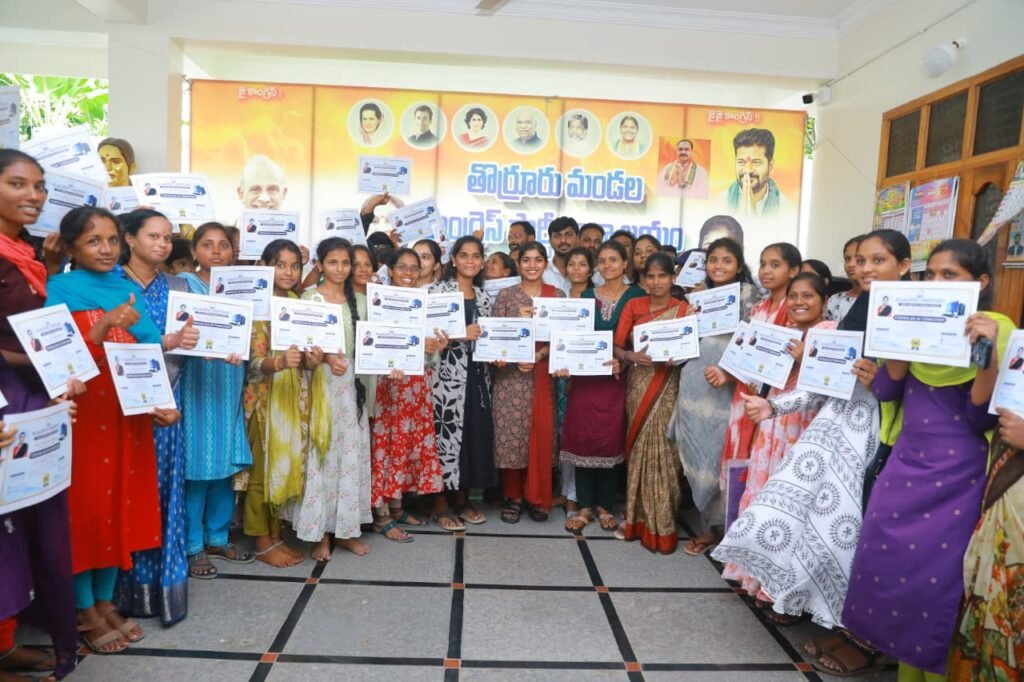 తన జీతంతో యువతకు ఉచిత కంప్యూటర్ శిక్షణ 90 మంది విద్యార్థులకు సర్టిఫికెట్లు అందజేసిన 