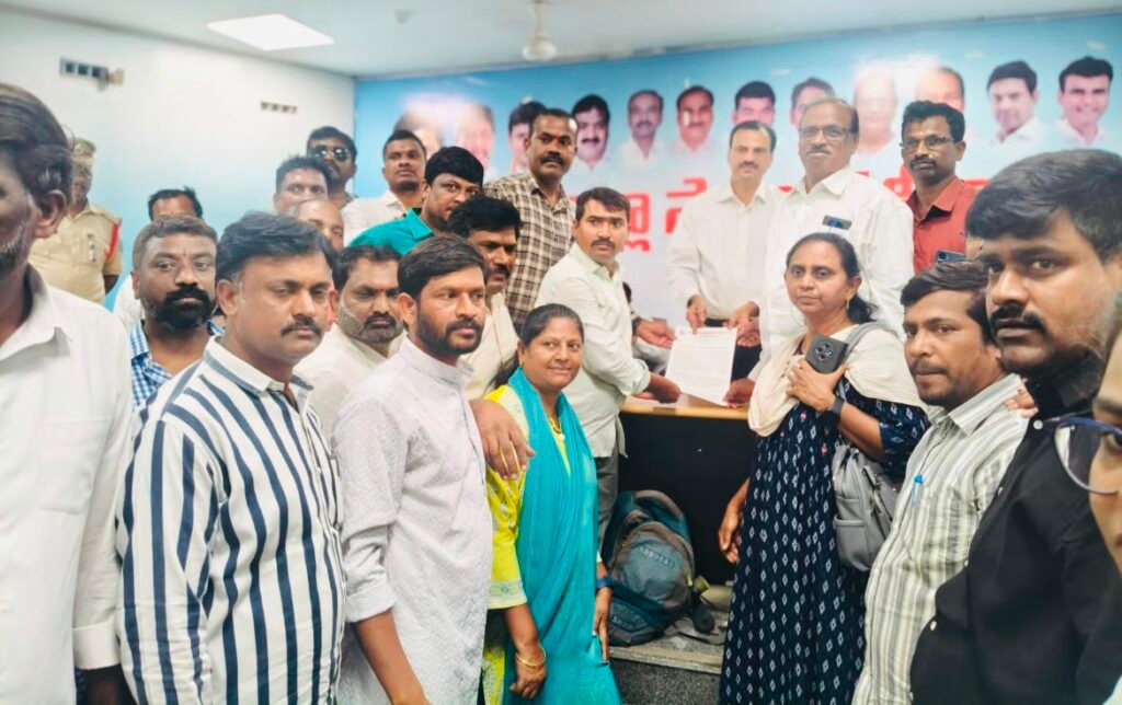 జర్నలిస్టుల సంక్షేమ హామీలు వెంటనే అమలు చేయాలి మేడ్చల్ కలెక్టరేట్ ఎదుట టీడబ్ల్యూజేఎఫ్ భారీ ధర్నా