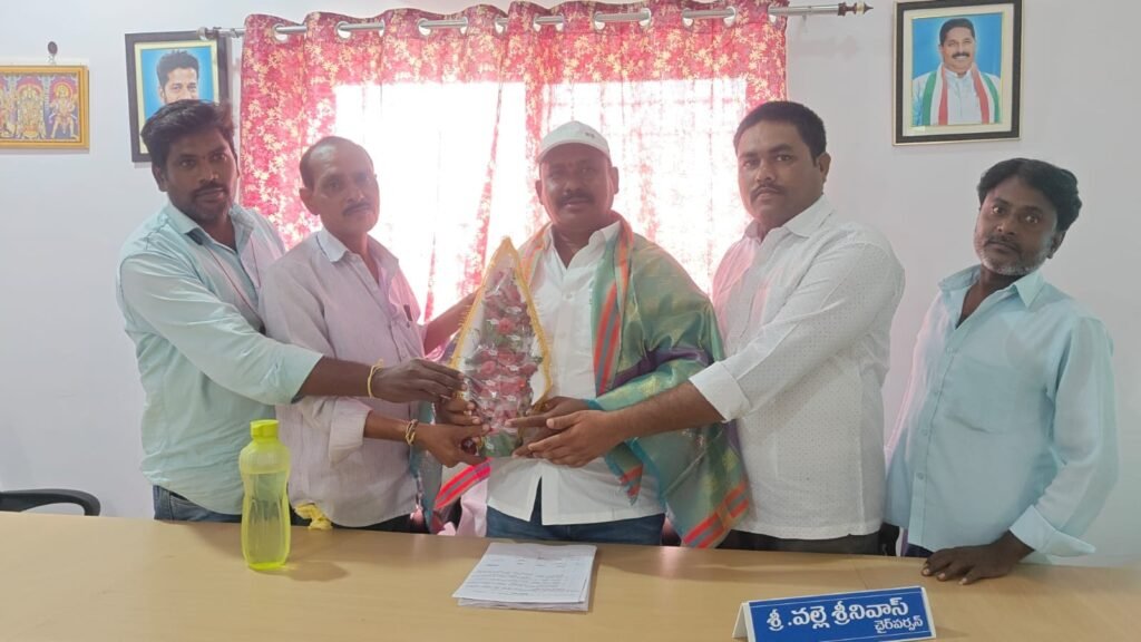 సోసైటీ చైర్మన్ వల్లె శ్రీనివాస్ ను సన్మానించిన అభిమానులు
