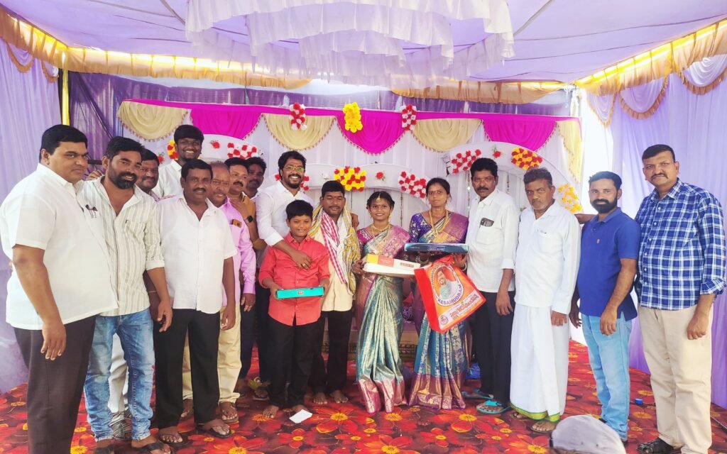గంధసిరి శరణ్య పల పుష్పాలంకరణ (ఒడినింపుట) వేడుకకు హాజరైన చిలివేరు సమ్మయ్య గౌడ్