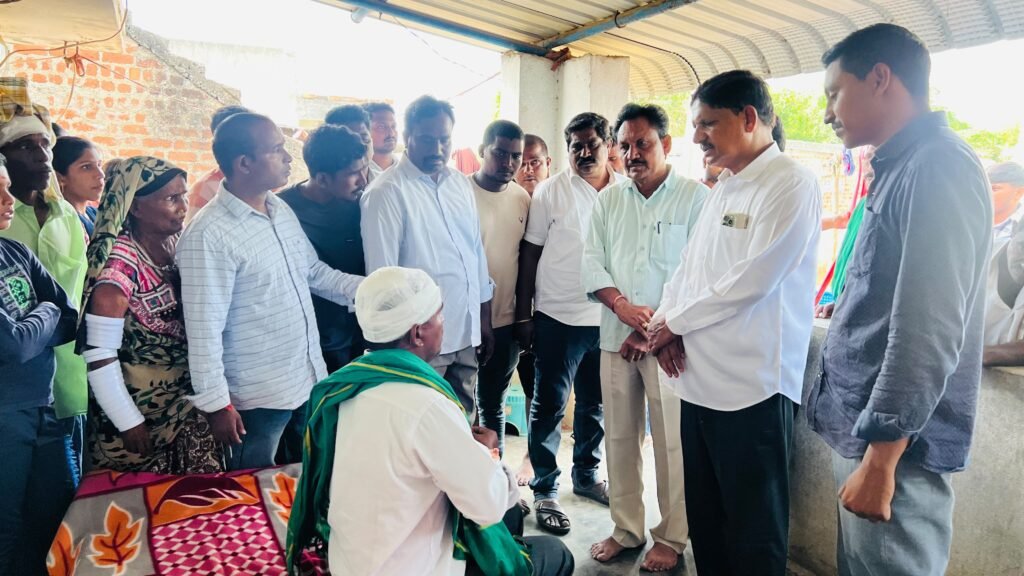 2వ వార్డ్ కౌన్సిలర్ బానోత్ శ్రీను పరామర్శించిన  మహబూబాబాద్ జిల్లా మాజీ గ్రంధాలయ సంస్థ చైర్మన్ గుడిపూడి నవీన్ 