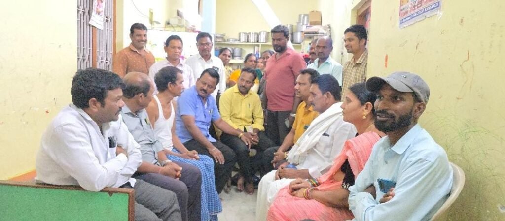 ఇంట్లో విశ్రాంతి తీసుకుంటునా దడిగల నర్సయ్య ను పరామర్శించిన   కురవి మేజర్ గ్రామపంచాయతీ సర్పంచ్ బాదావత్ లక్ష్మి-రాజునాయక్
