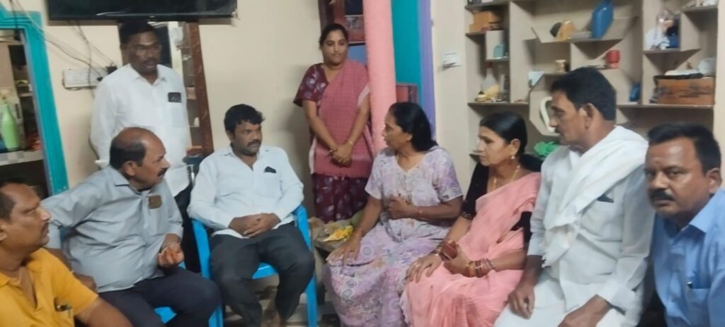 అక్కా.ని ఆరోగ్యం జాగ్రత్తని దైర్యం చెప్పిన   టియుడబ్ల్యూజే (ఐజేయు)  మహబూబాబాద్ జిల్లాఅధ్యక్షులు సిహెచ్ శ్రీనివాస్