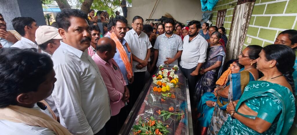 మెకానిక్ బానోత్ కోట్య పార్థివ దేహానికి మాజీ ఎమ్మెల్యే డీఎస్ రెడ్యా నాయక్ నివాళి