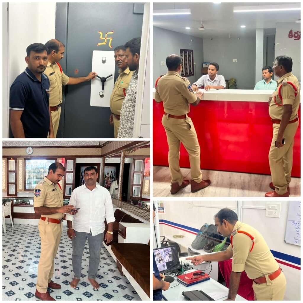 గోల్డ్ లోన్ కేంద్రాల్లో ఆకస్మిక భద్రతా తనిఖీలు     మరిపెడ ఎస్‌ఐలు గండ్రాతి సతీష్, ప్రభాకర్ రెడ్డి