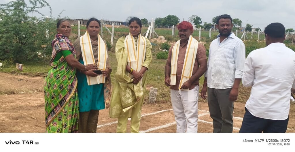 నూతన ఇందిరమ్మ ఇల్లు నిర్మాణానికి మార్కింగ్ కార్యక్రమం, లో, పాల్గొన్న,  కావలి పద్మమ్మ