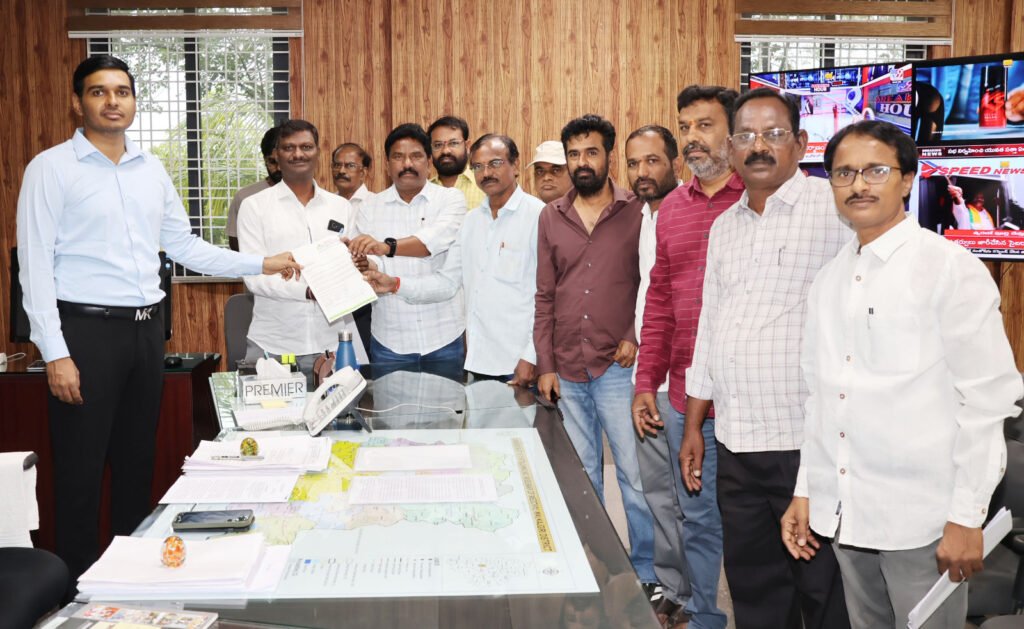 అర్హులైన ప్రతి జర్నలిస్టుకు అక్రిడిటేషన్ కార్డులు జిల్లా కలెక్టర్ మను చౌదరి హామీ