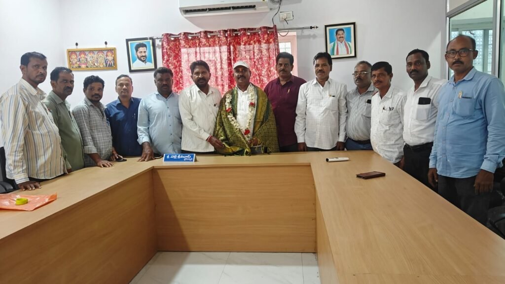 సోసైటీ చైర్మన్ వల్లె శ్రీనివాస్ ను సన్మానించిన ఎల్ ఐసి ఏఓఐ సంఘ బాధ్యులు