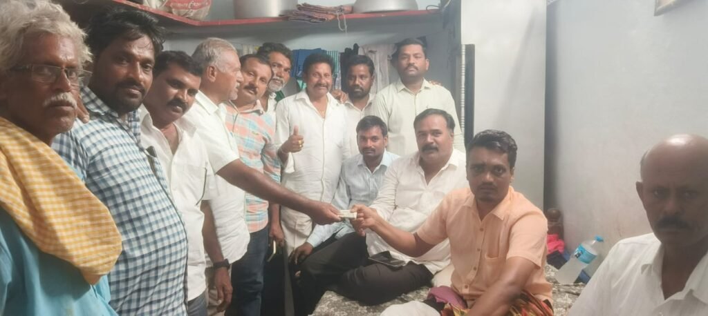 రోడ్డు ప్రమాదంలో గాయపడిన రవిని పరామర్శించిన బీఆర్ ఎస్ నాయకులు