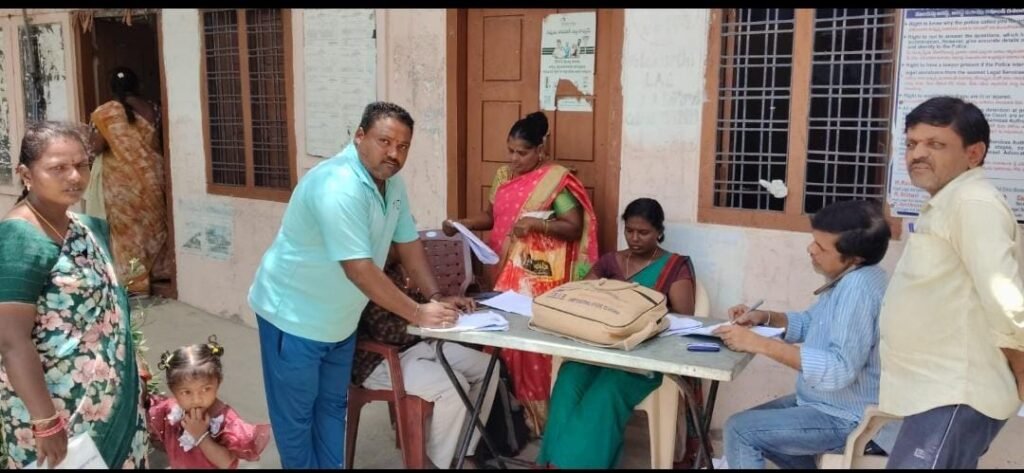 ఎస్ ఐ ఆర్ ఓటర్ లిస్ట్ సర్వే పై  అవగాహన కార్యక్రమంలో పాల్గొన   యువ చైతన్య యూత్ సభ్యులు