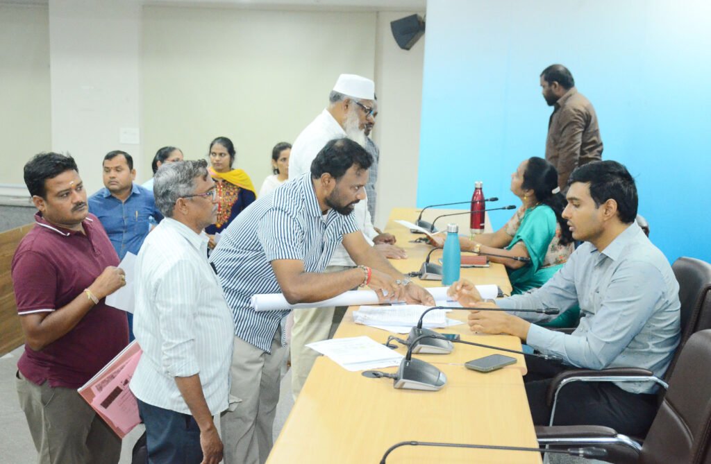 ప్రజావాణిలో ప్రజల సమస్యలకు ప్రాధాన్యం మేడ్చల్–మల్కాజిగిరి ఐడీఓసీలో 84 అర్జీలు స్వీకరణ