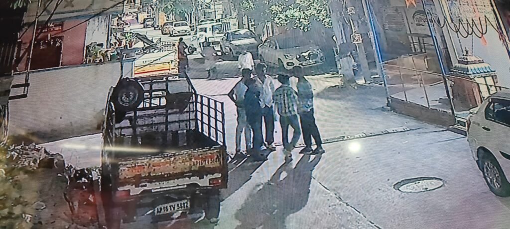 గంజాయి ముఠాల ఆగడాలతో భయగుప్పెట్లో సంజయ్‌పురి కాలనీ..!