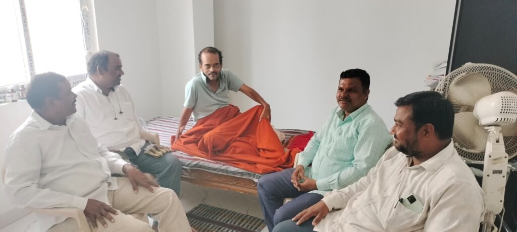 అనారోగ్యంతో ఉన్న కవి–ఉద్యమకారుడు మోహన్ బైరాగిని పరామర్శించిన సీపీఐ నేతలు