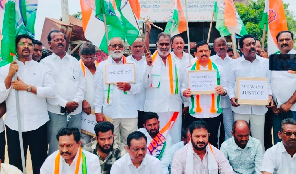 నీట్ పేపర్ లీకేజీపై కేసముద్రంలో కాంగ్రెస్ పార్టీ శ్రేణుల ధర్నా  ప్రశ్నించే గొంతులను తాళం వేస్తున్న కేంద్ర ప్రభుత్వం – ఎమ్మెల్యే డా. మురళీ నాయక్