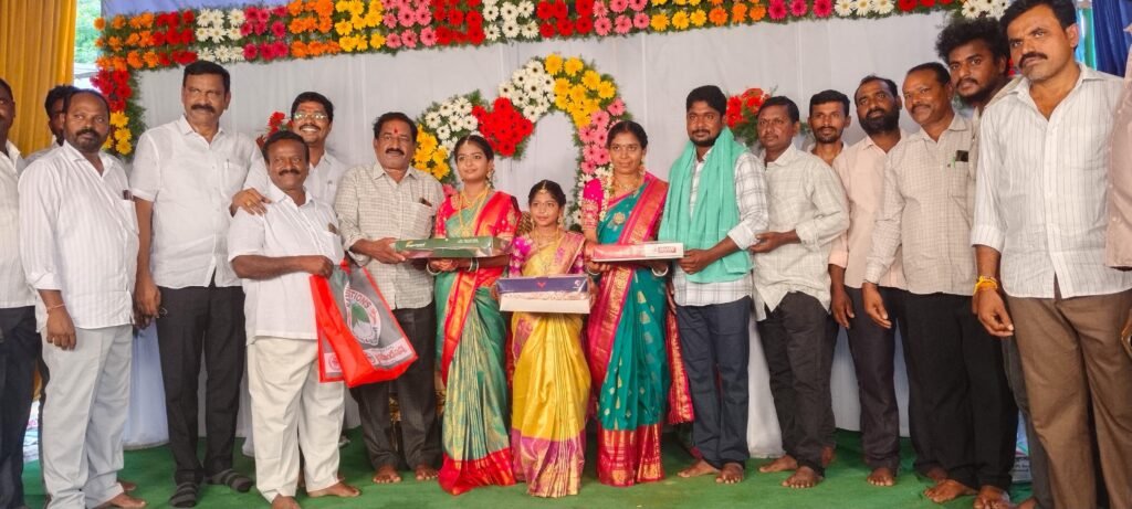 మాజీ ఎంపీటీసీ మేడి ఉపేందర్ మానవరాళ్ల పుష్పలంకరణలో పాల్గొన్న సమ్మిగౌడ్ చిలువేరు