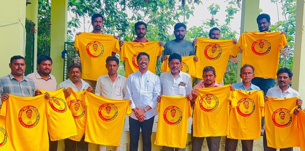 యాదవ సోదరులకు అడిగిన వెంటనే 70 టీ-షర్ట్స్ అందించిన సమ్మి గౌడ్ చిలువేరు