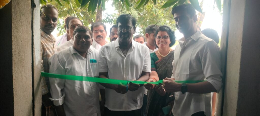 నూతనంగా ఏర్పాటు చేసిన వెంకటేశ్వర కిరాణా అండ్ కూల్ డ్రింక్స్ షాప్‌ను ఆదివారం ఘనంగా ప్రారంభించిన   కాంగ్రెస్ జిల్లా నాయకులు ఒంటికొమ్ము యుగంధర్ రెడ్డి, జిల్లా యువ నాయకులు నూకల అభినవ్ రెడ్డి 