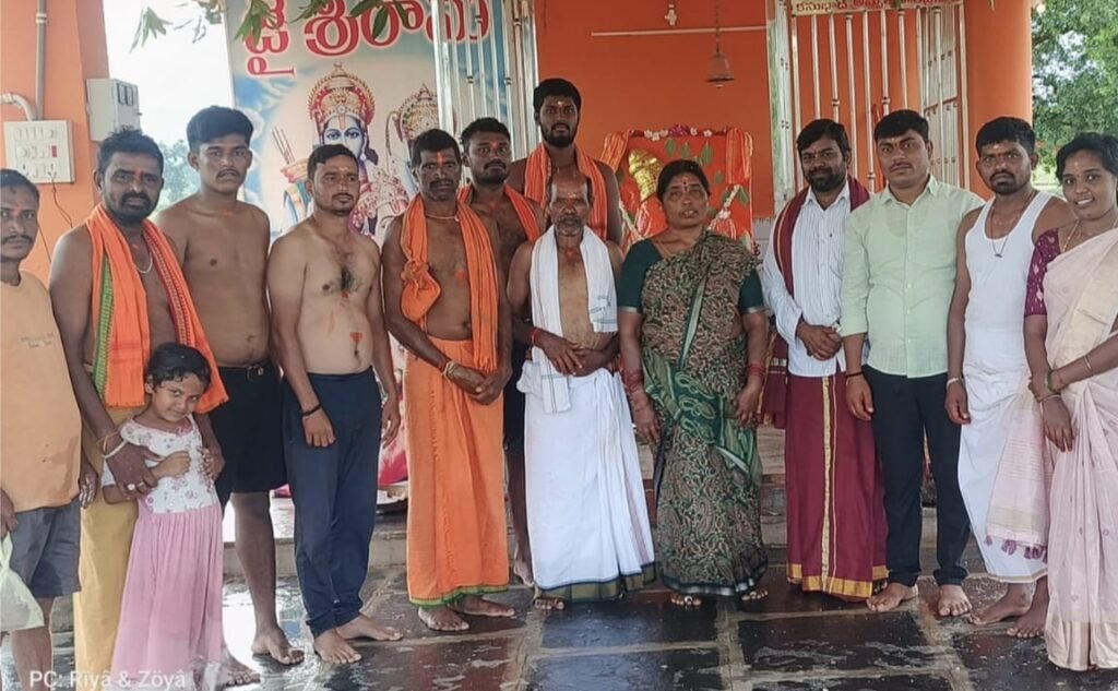 ఆంజనేయ స్వామి విగ్రహానికి పంచలోహ కిరీటం సమర్పించిన దంపతులు