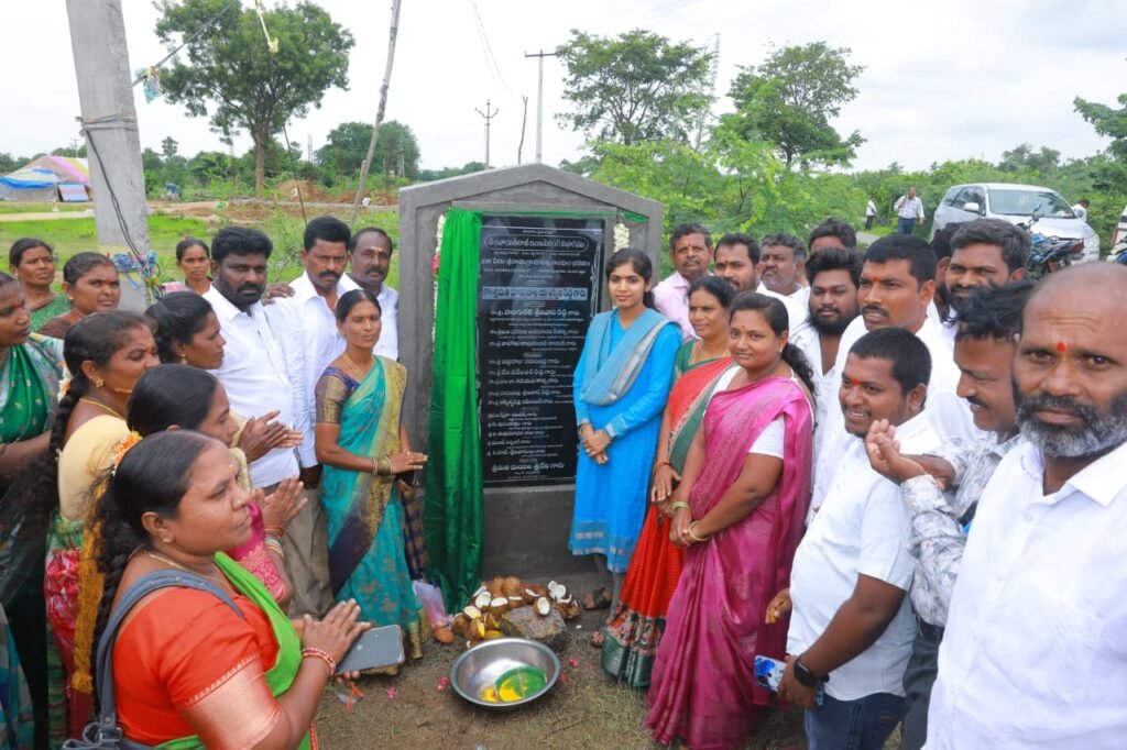 ఉప్పరిగూడెంలో అభివృద్ధి జోరు.సీసీ రోడ్లు, మహిళా సమైక్య భవనానికి శంకుస్థాపనచేసిన  పాలకుర్తి ఎమ్మెల్యే యశశ్విని రెడ్డి
