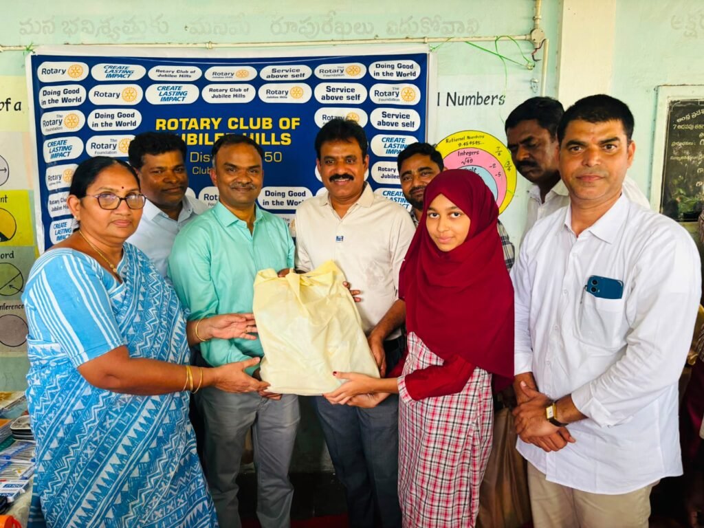 గాంధీనగర్ జెడ్పీహెచ్‌ఎస్ విద్యార్థులకు ఉచిత స్కూల్ కిట్ల పంపిణీ