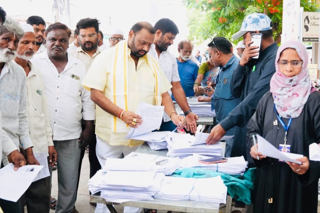 శ్రీరామ్ నగర్‌లో సర్ ఓటర్ మ్యాపింగ్ కార్యక్రమాన్ని పర్యవేక్షించిన కూన శ్రీనివాస్ గౌడ్