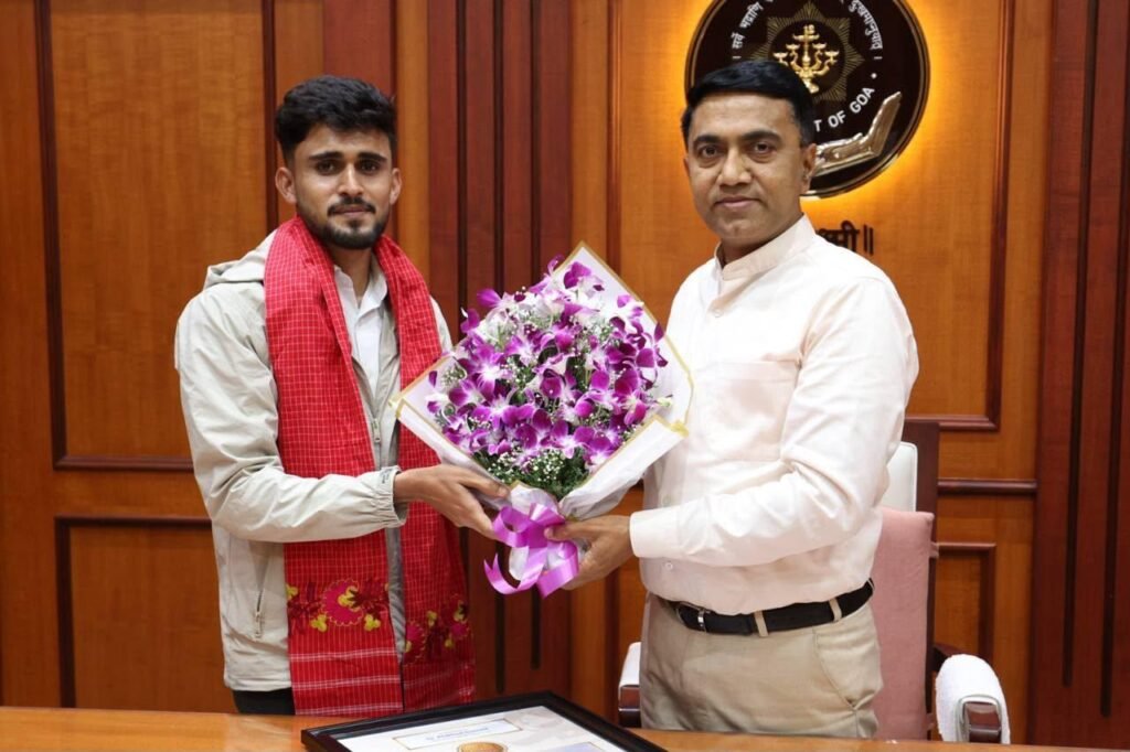లడఖ్‌లో రెండు శిఖరాలు అధిరోహించిన యువ పర్వతారోహకుడు భూక్యా యశ్వంత్‌కు గోవా ముఖ్యమంత్రి అభినందనలు