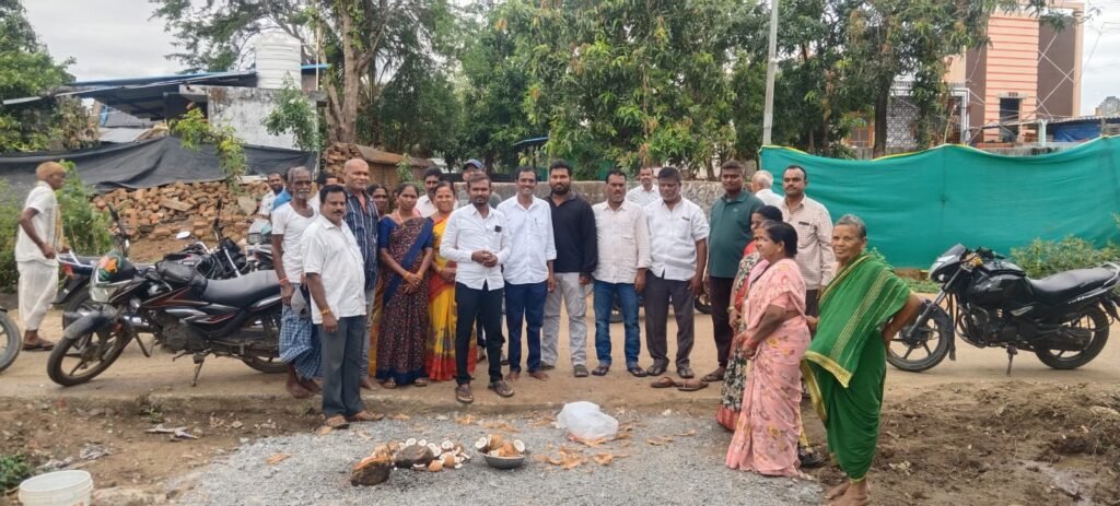 సిసి రోడ్డు పనులు  ప్రారంభించిన సర్పంచ్ దాసరి రమేష్
