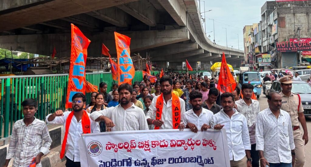 విద్యార్థులపై లాఠీచార్జ్ దుర్మార్గం 