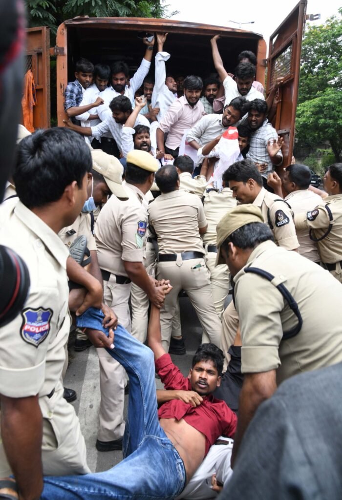 కార్పొరేట్, ప్రైవేట్ విద్యాసంస్థల్లో ఫీజు నియంత్రణ చట్టం చేయాలి.